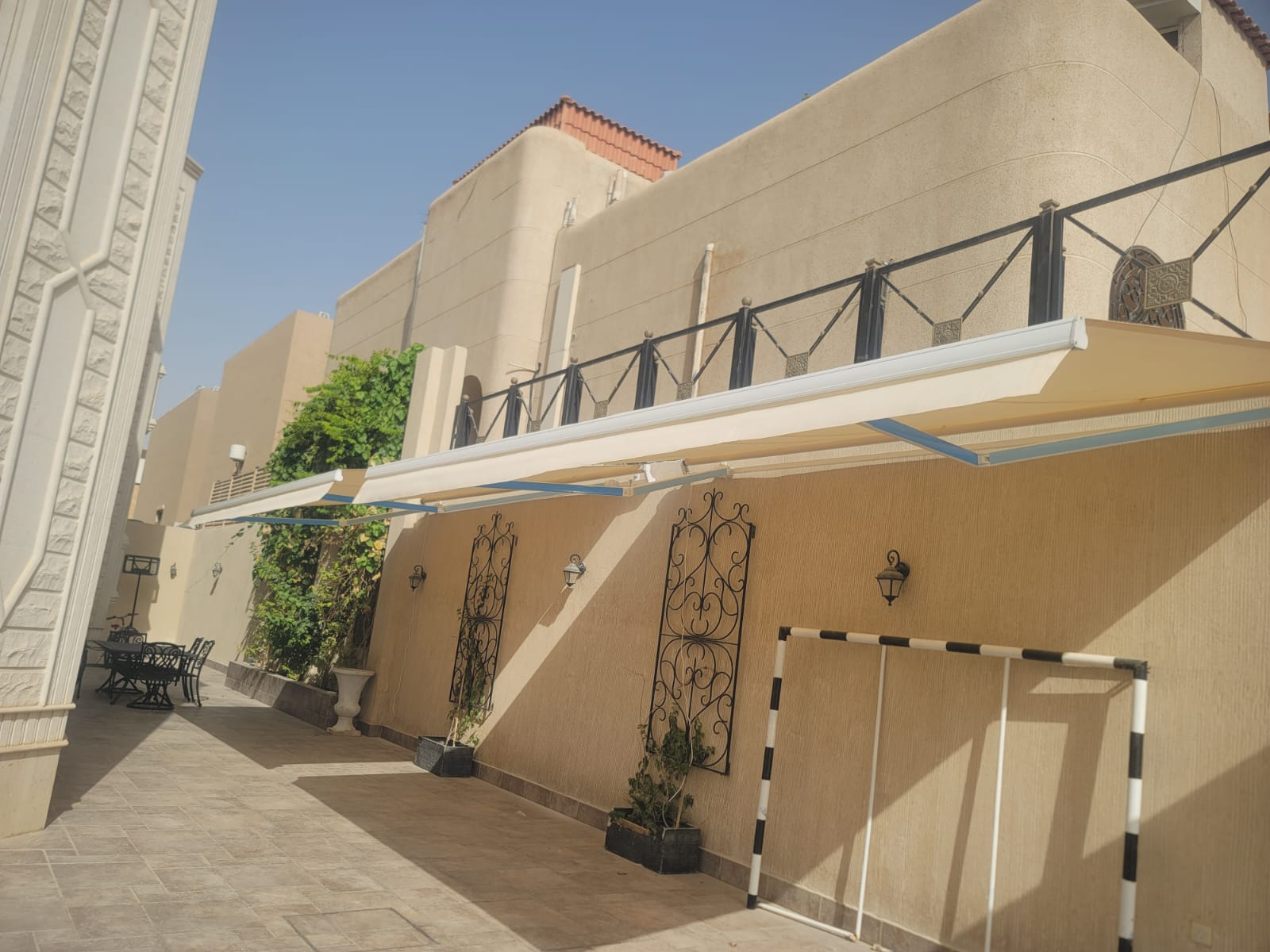 مظلات كهربائية متحركة