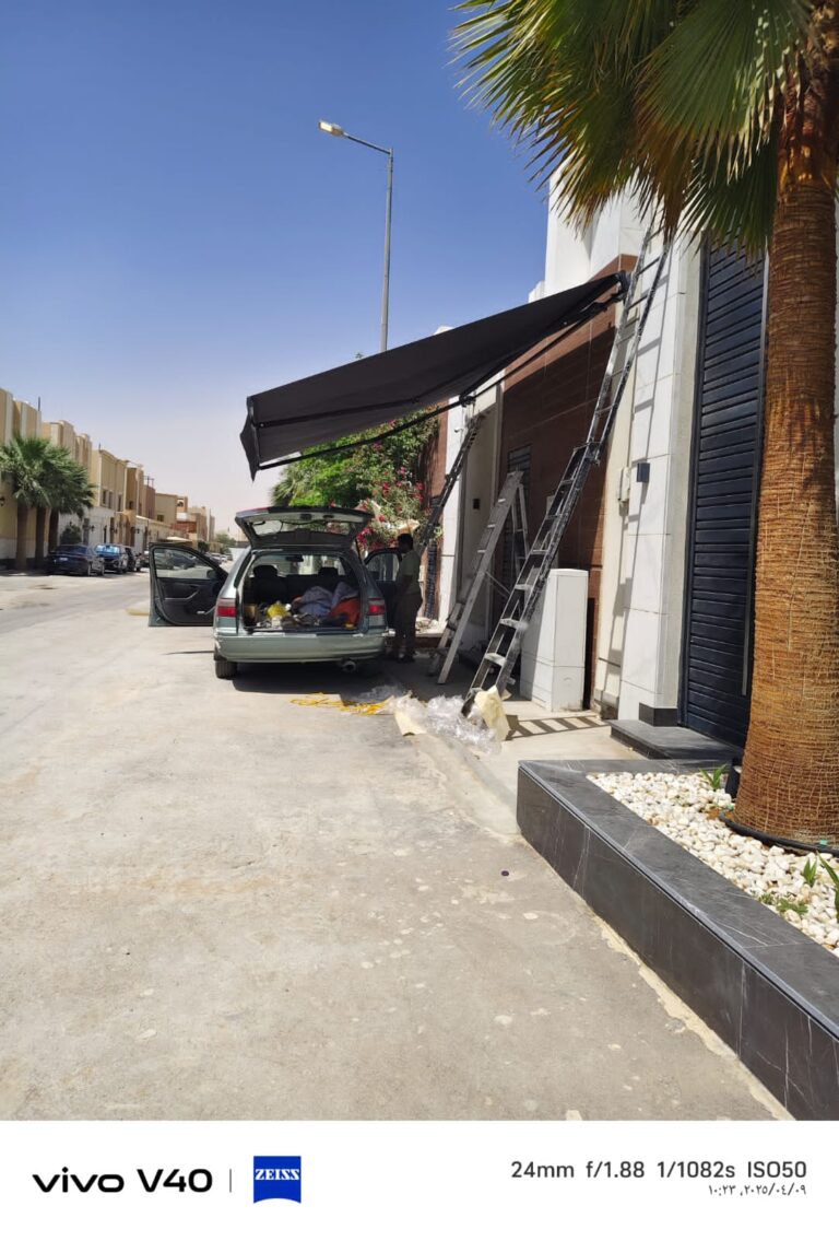 مظلات سيارات كهربائيه