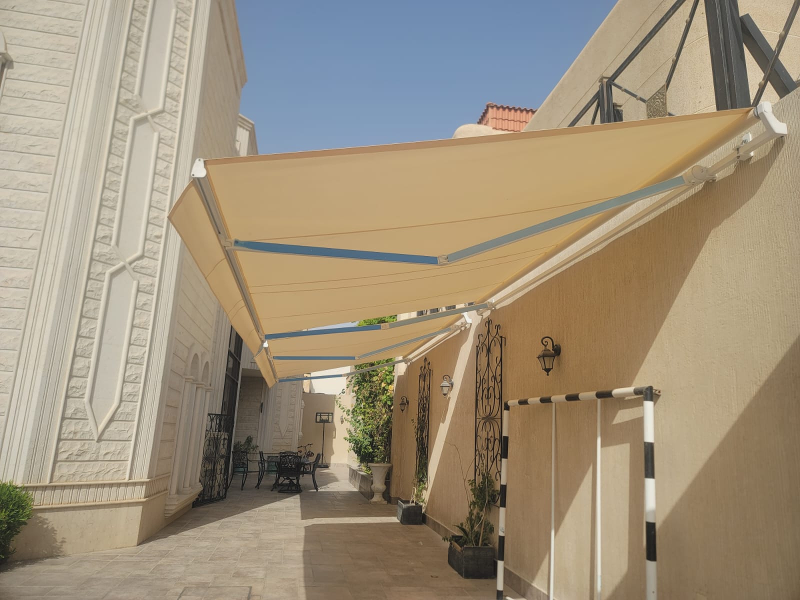 مظلات كهربائية متحركة