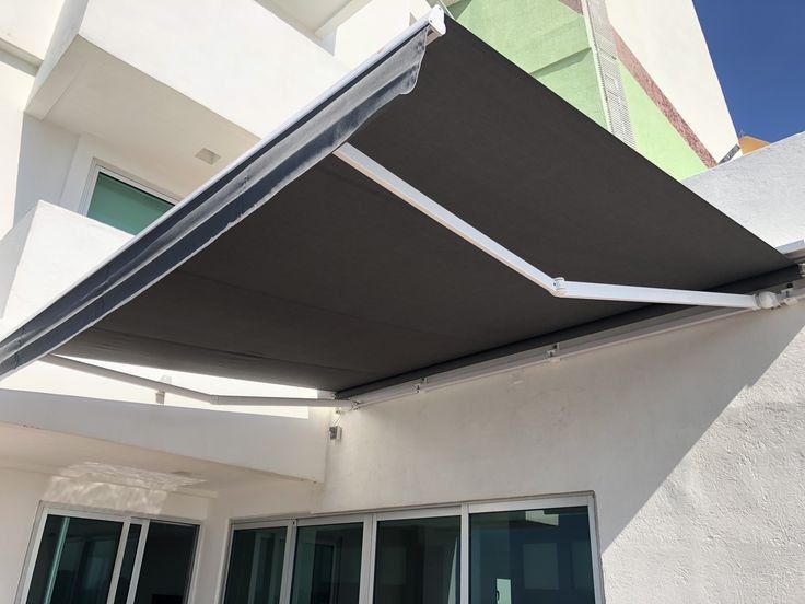 فني تركيب مظلات قريب مني